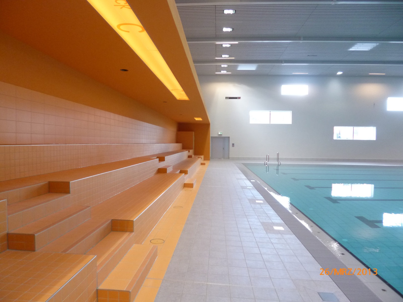 Sportbecken mit Holzdecke