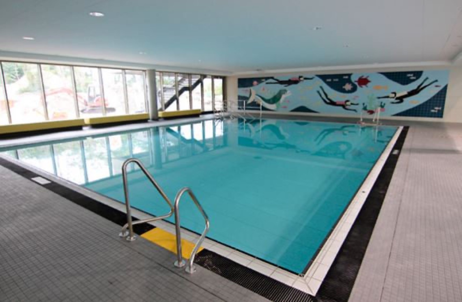 Hallenbad mit Wandbild